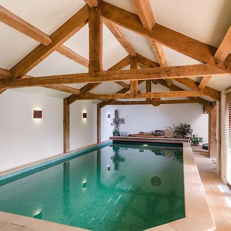 לינה וארוחת בוקר Summerhouse 4*