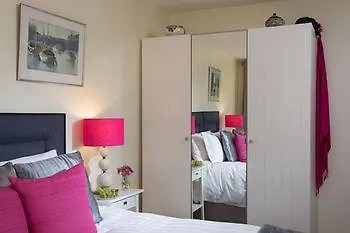 לינה וארוחת בוקר Summerhouse 4*